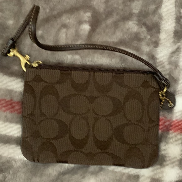 A cute coach wristlet in very good condition, no stains or marks on inside n out - Picture 3 of 4
